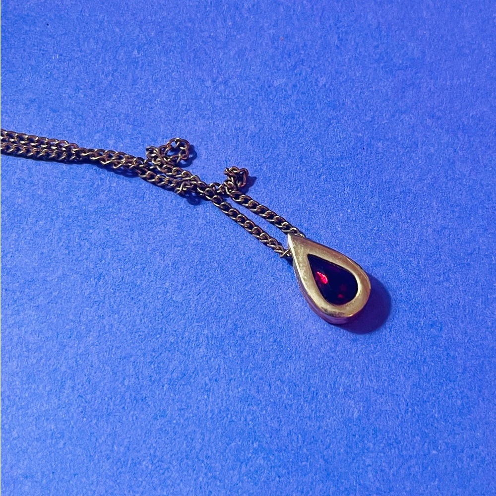 VTG 1990s Avon gold tone ruby teardrop necklace